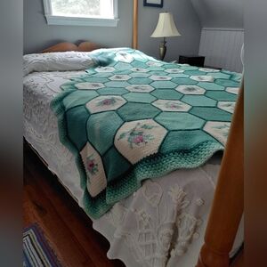 Vintage 60s heavy honeycomb green floral rectangle handmade knit afghan blanket